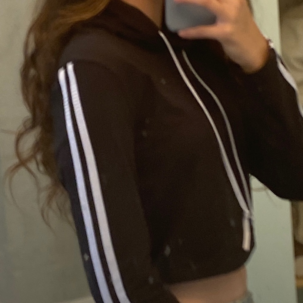 Super cute barley cropped shirt kinda has a hoodie